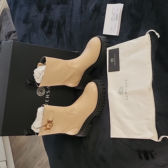 VERSACE BOOTIE H .RETAIL $1300.size 38 - Picture 7 of 13